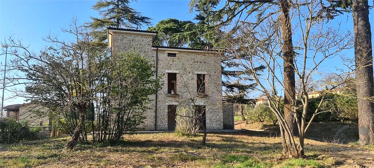 ACQUASANTA: VILLA IN PIETRA DI NUOVA COSTRUZIONE
