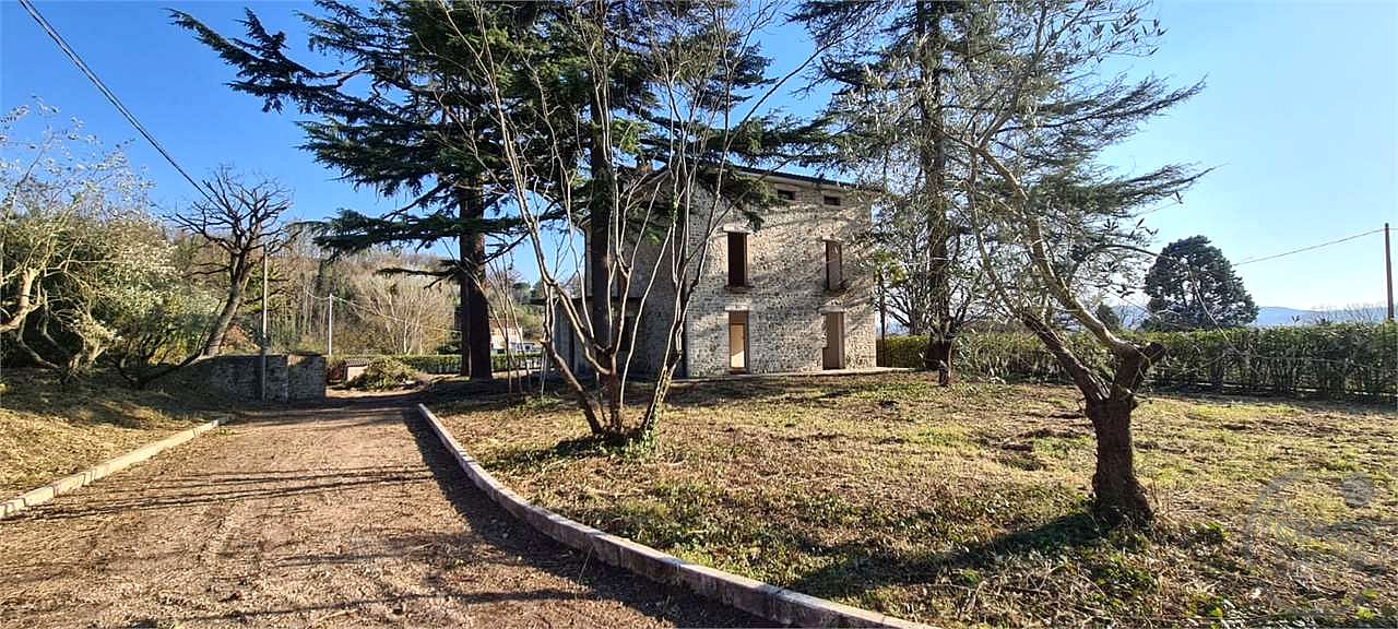 ACQUASANTA: VILLA IN PIETRA DI NUOVA COSTRUZIONE