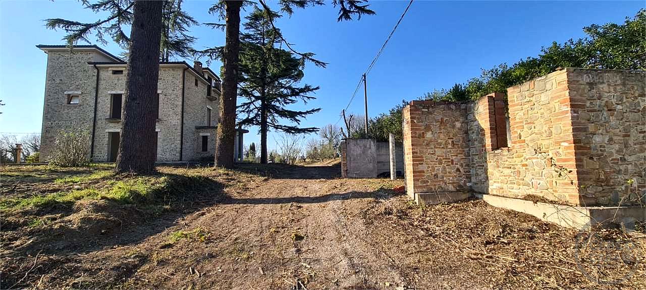 ACQUASANTA: VILLA IN PIETRA DI NUOVA COSTRUZIONE