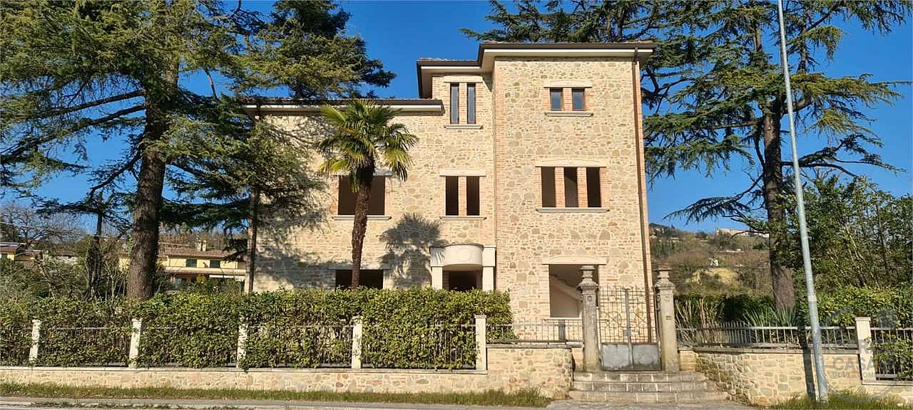 ACQUASANTA: VILLA IN PIETRA DI NUOVA COSTRUZIONE