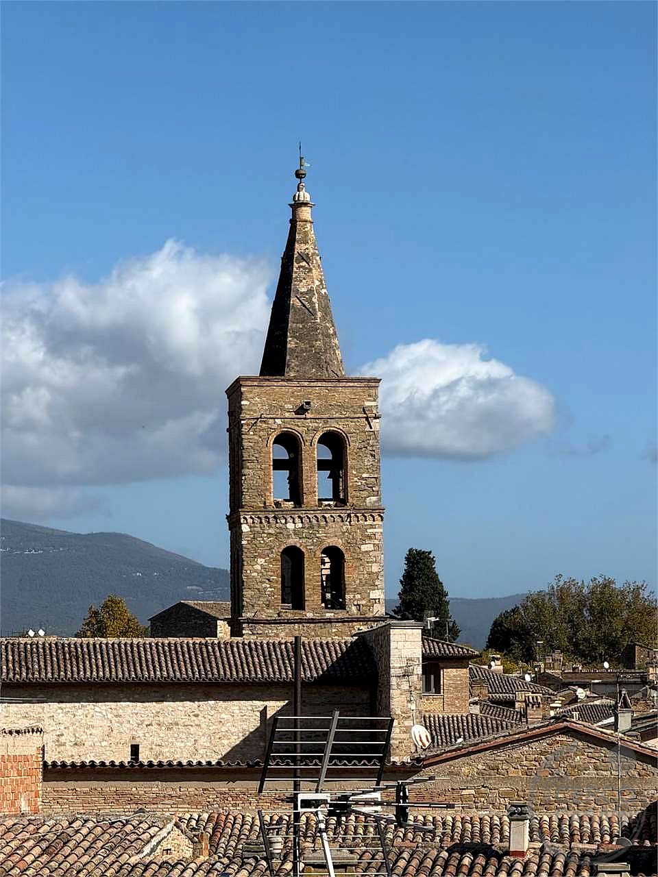 BEVAGNA: CARATTERISTICO CIELO-TERRA IN CENTRO STORICO