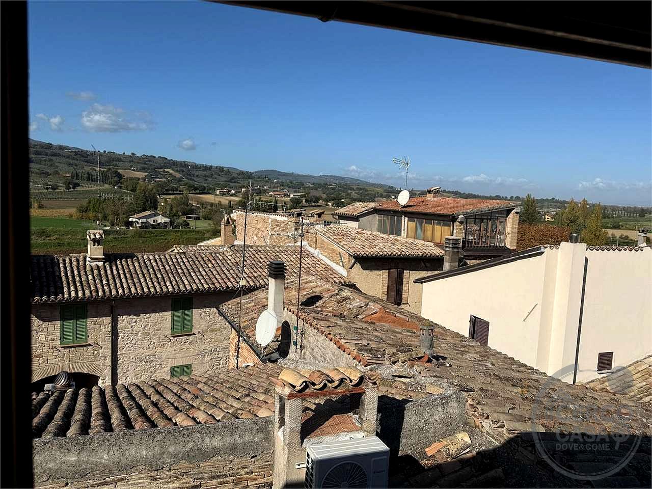 BEVAGNA: CARATTERISTICO CIELO-TERRA IN CENTRO STORICO