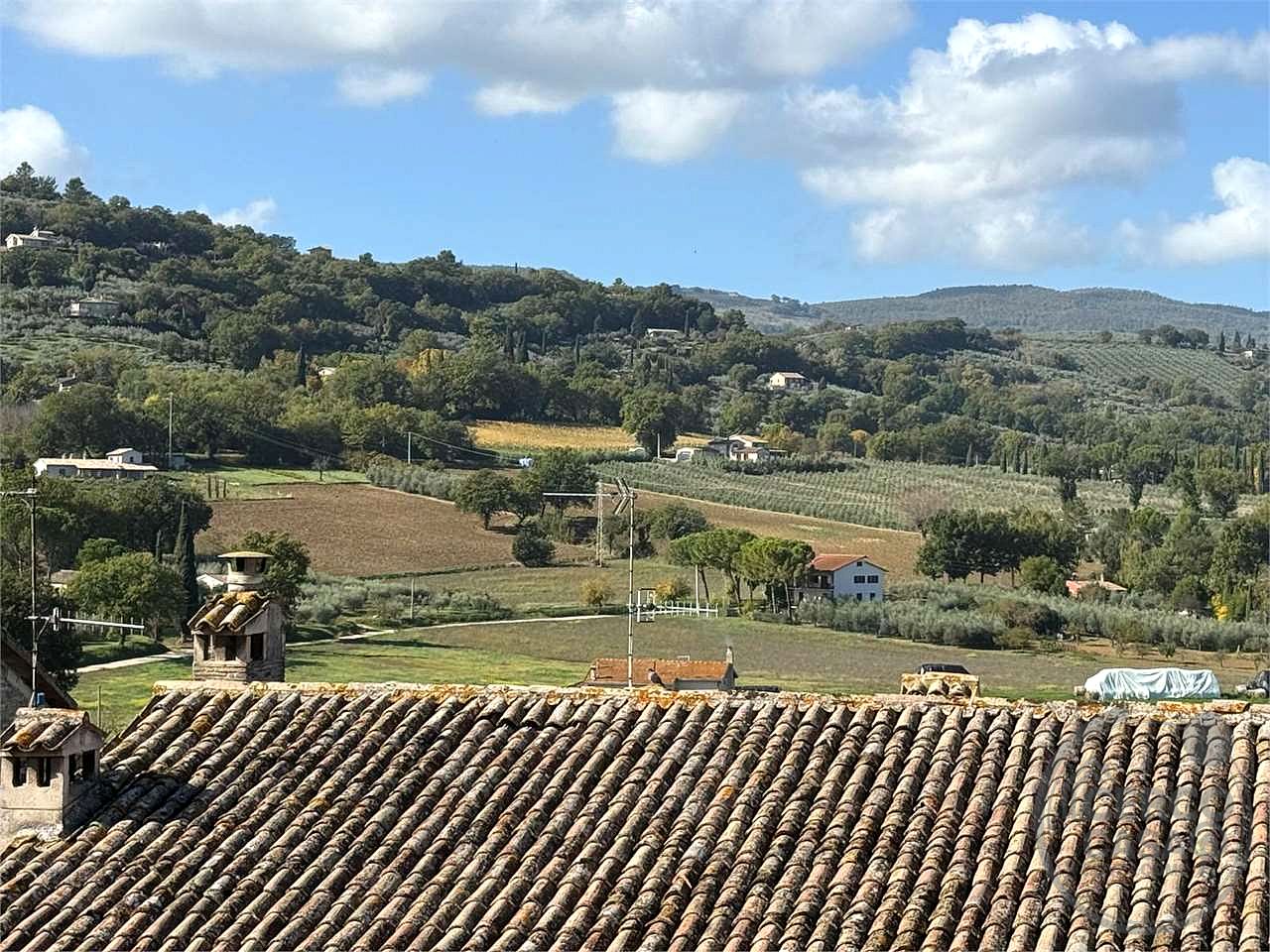 BEVAGNA: CARATTERISTICO CIELO-TERRA IN CENTRO STORICO