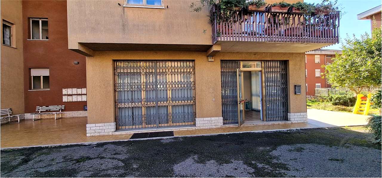 TODI - VIA XXV APRILE: LOCALE COMMERCIALE FRONTESTRADA
