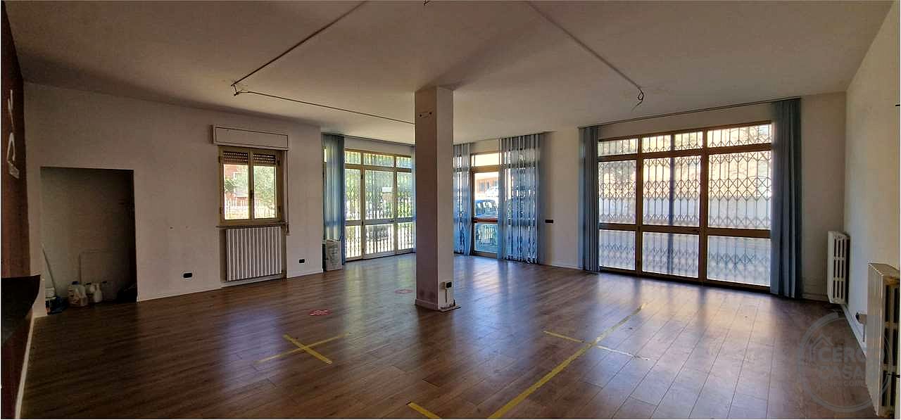 TODI - VIA XXV APRILE: LOCALE COMMERCIALE FRONTESTRADA