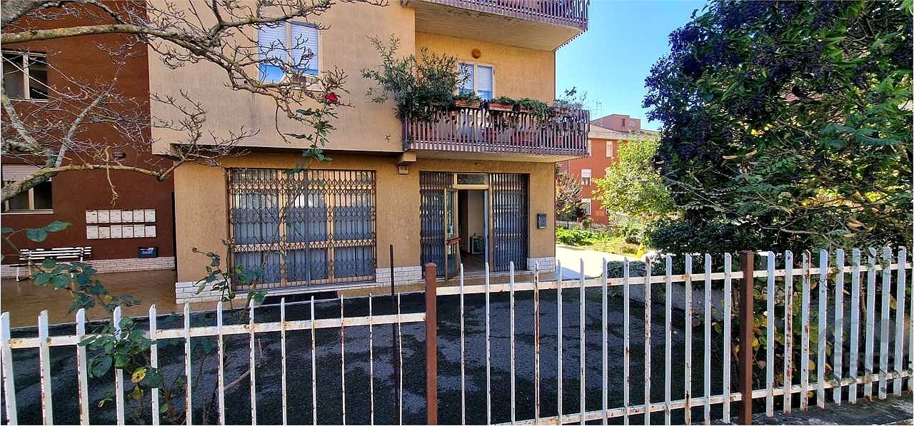 TODI - VIA XXV APRILE: LOCALE COMMERCIALE FRONTESTRADA