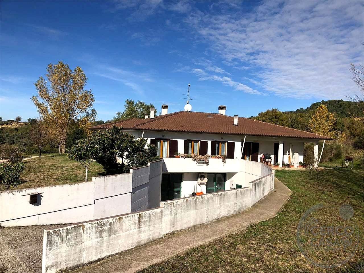 DERUTA : VILLA DI RECENTE COSTRUZIONE CON TERRENO