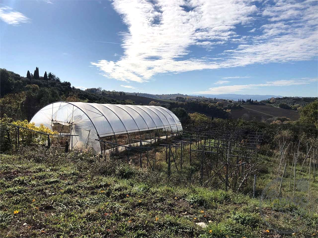 DERUTA : VILLA DI RECENTE COSTRUZIONE CON TERRENO