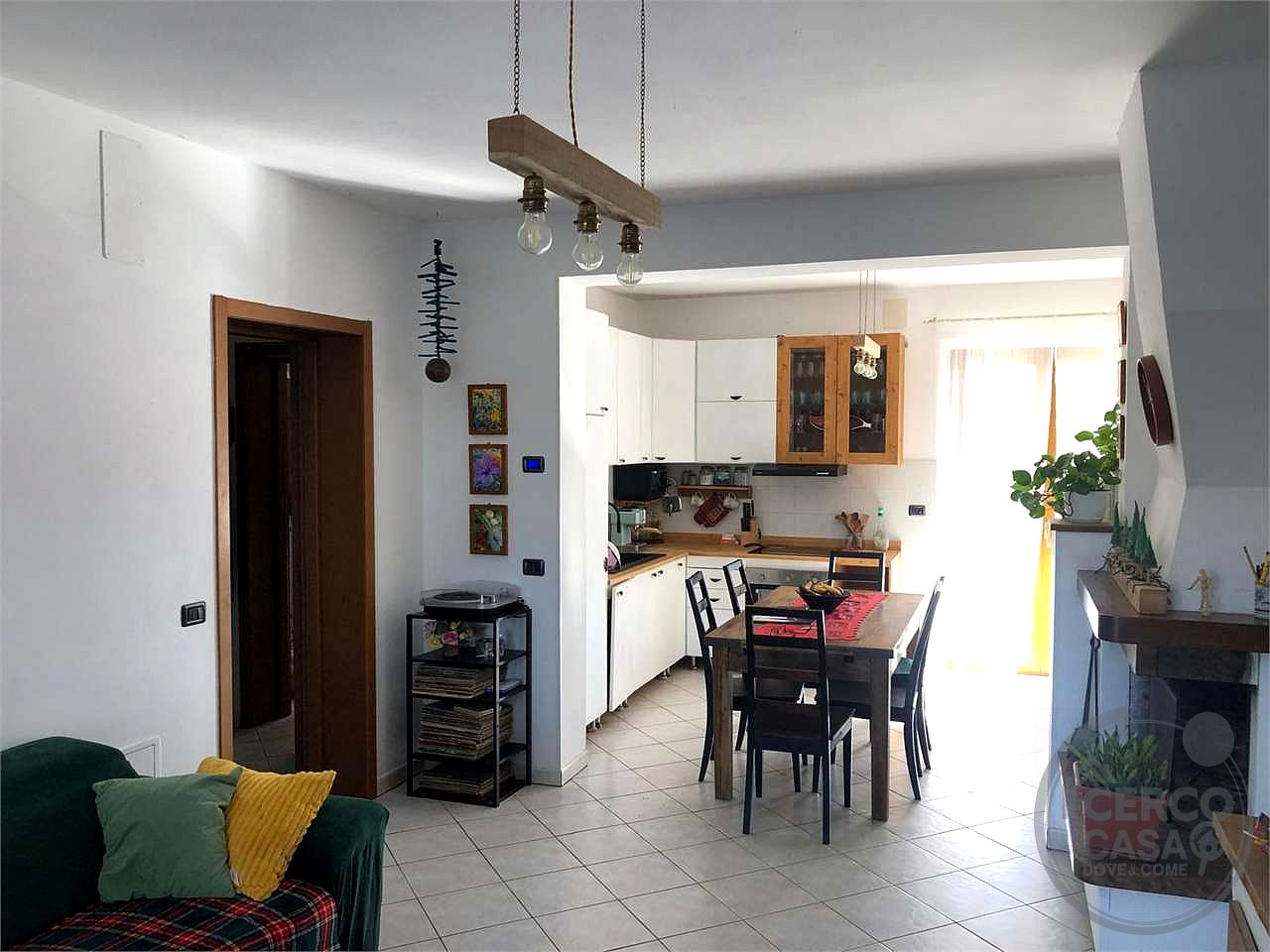 DERUTA : VILLA DI RECENTE COSTRUZIONE CON TERRENO