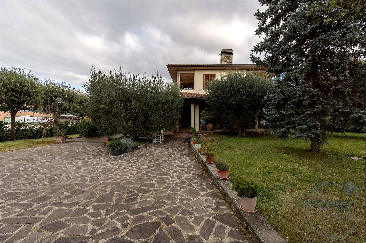 SANTA MARIA DEGLI ANGELI: ELEGANTE VILLA CON PARCO CIRCOSTANTE