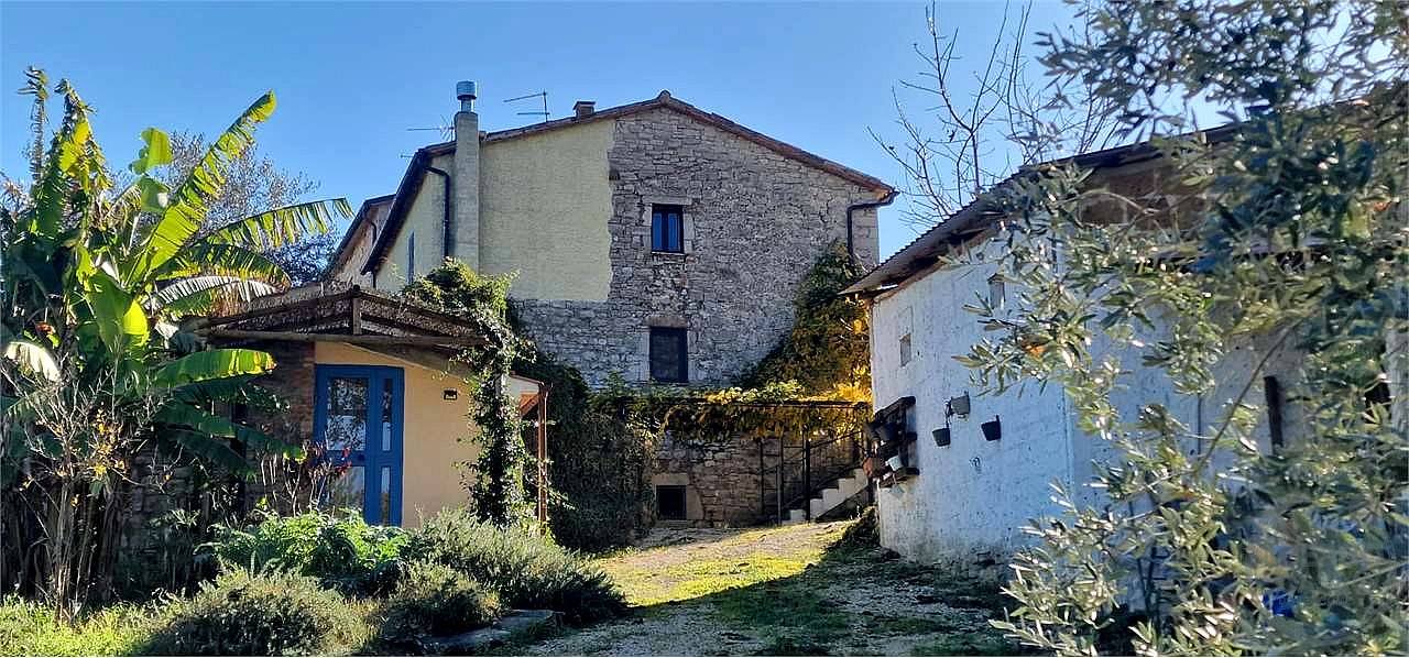 TODI - TORREGENTILE: SOLUZIONE SEMINDIPENDENTE IN PIETRA