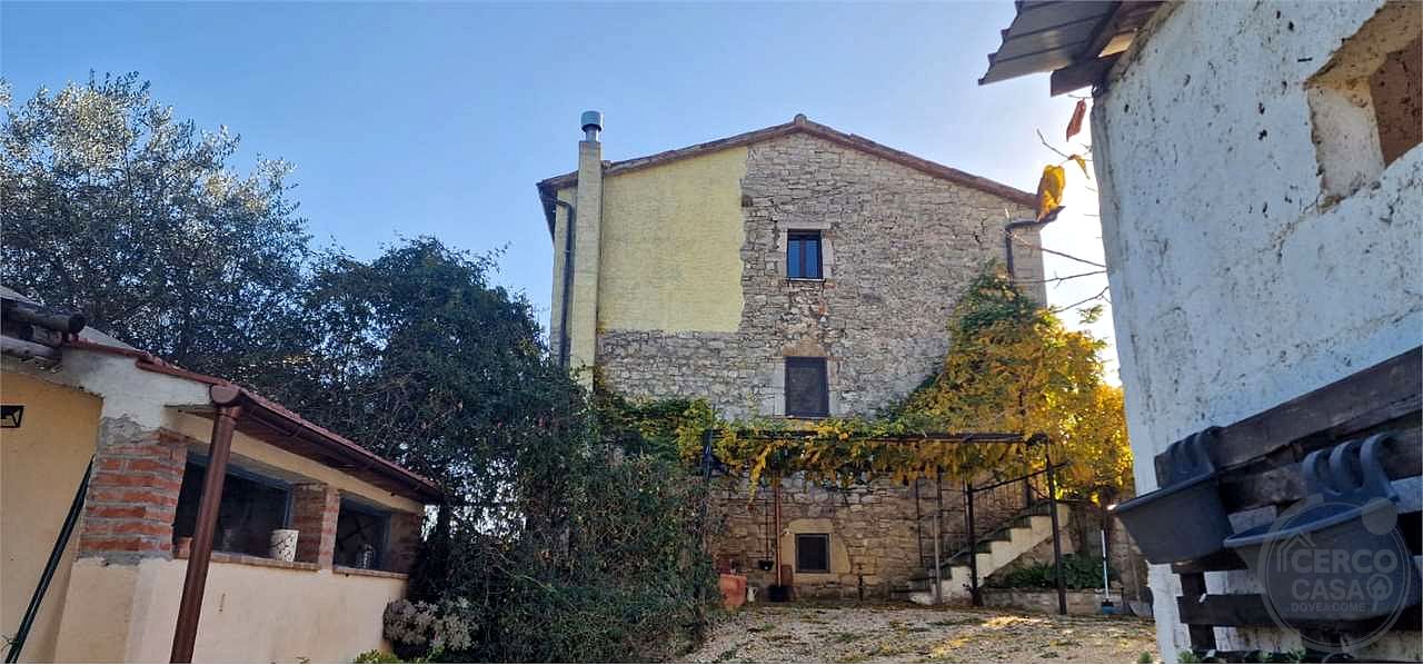 TODI - TORREGENTILE: SOLUZIONE SEMINDIPENDENTE IN PIETRA