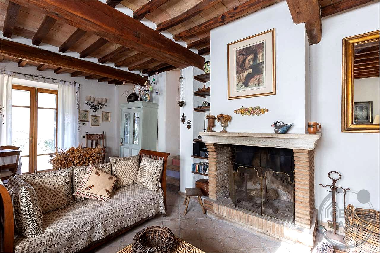 CASALE RISTRUTTURATO IN POSIZIONE PANORAMICA