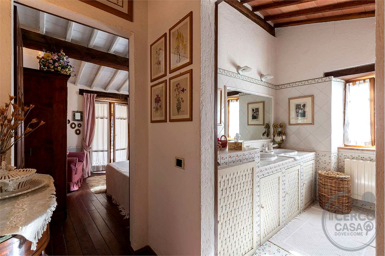 CASALE RISTRUTTURATO IN POSIZIONE PANORAMICA