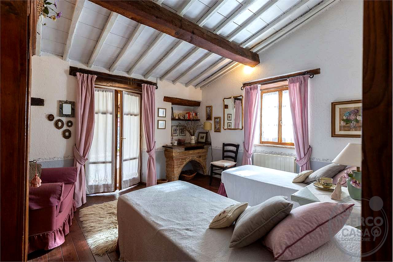CASALE RISTRUTTURATO IN POSIZIONE PANORAMICA