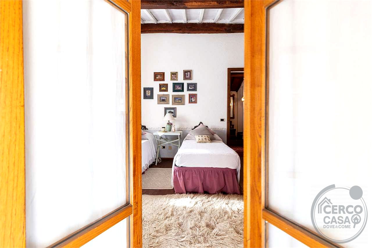 CASALE RISTRUTTURATO IN POSIZIONE PANORAMICA