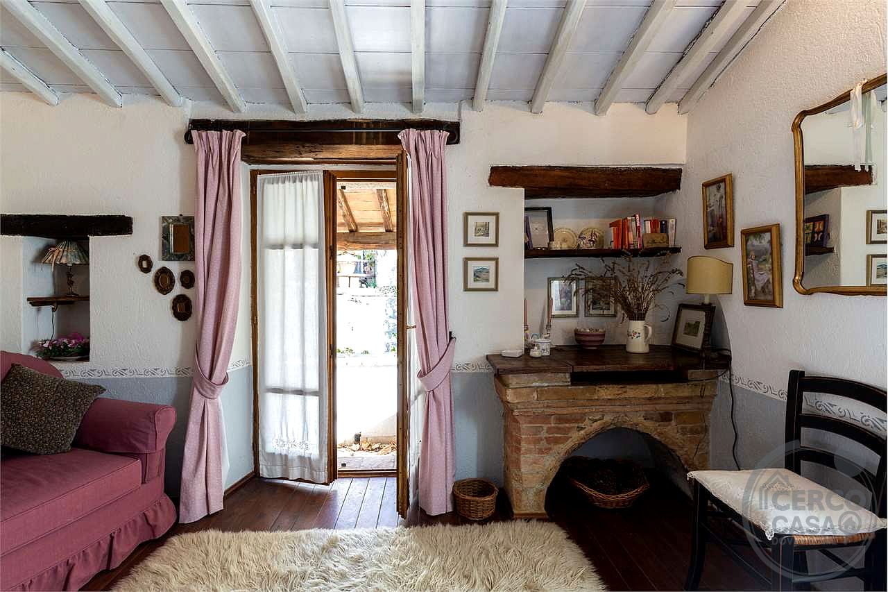 CASALE RISTRUTTURATO IN POSIZIONE PANORAMICA