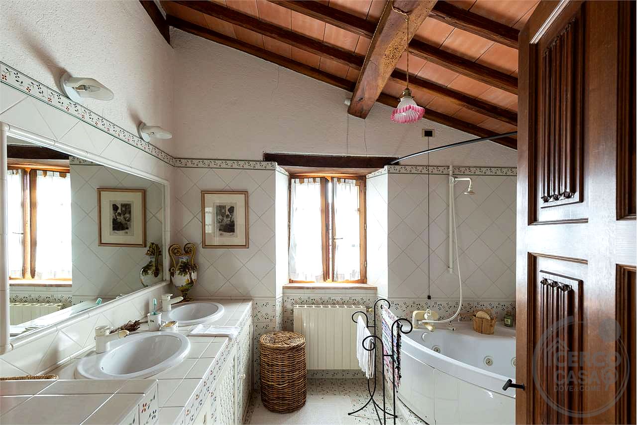CASALE RISTRUTTURATO IN POSIZIONE PANORAMICA