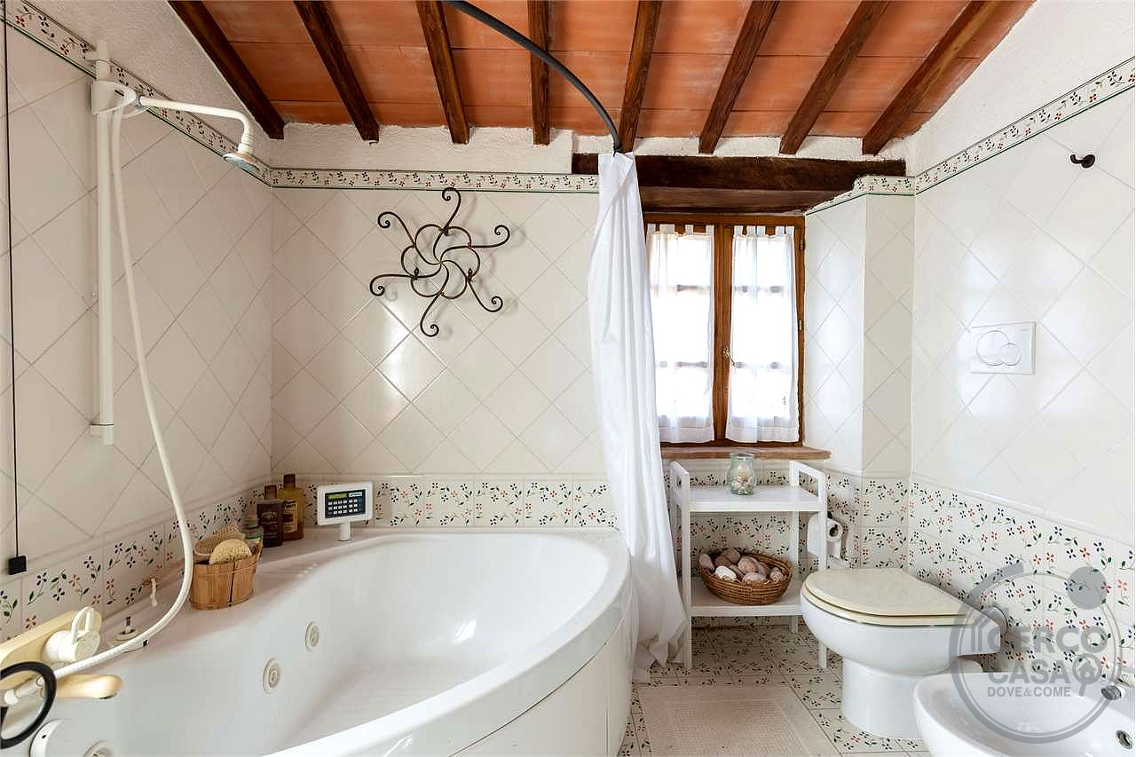 CASALE RISTRUTTURATO IN POSIZIONE PANORAMICA