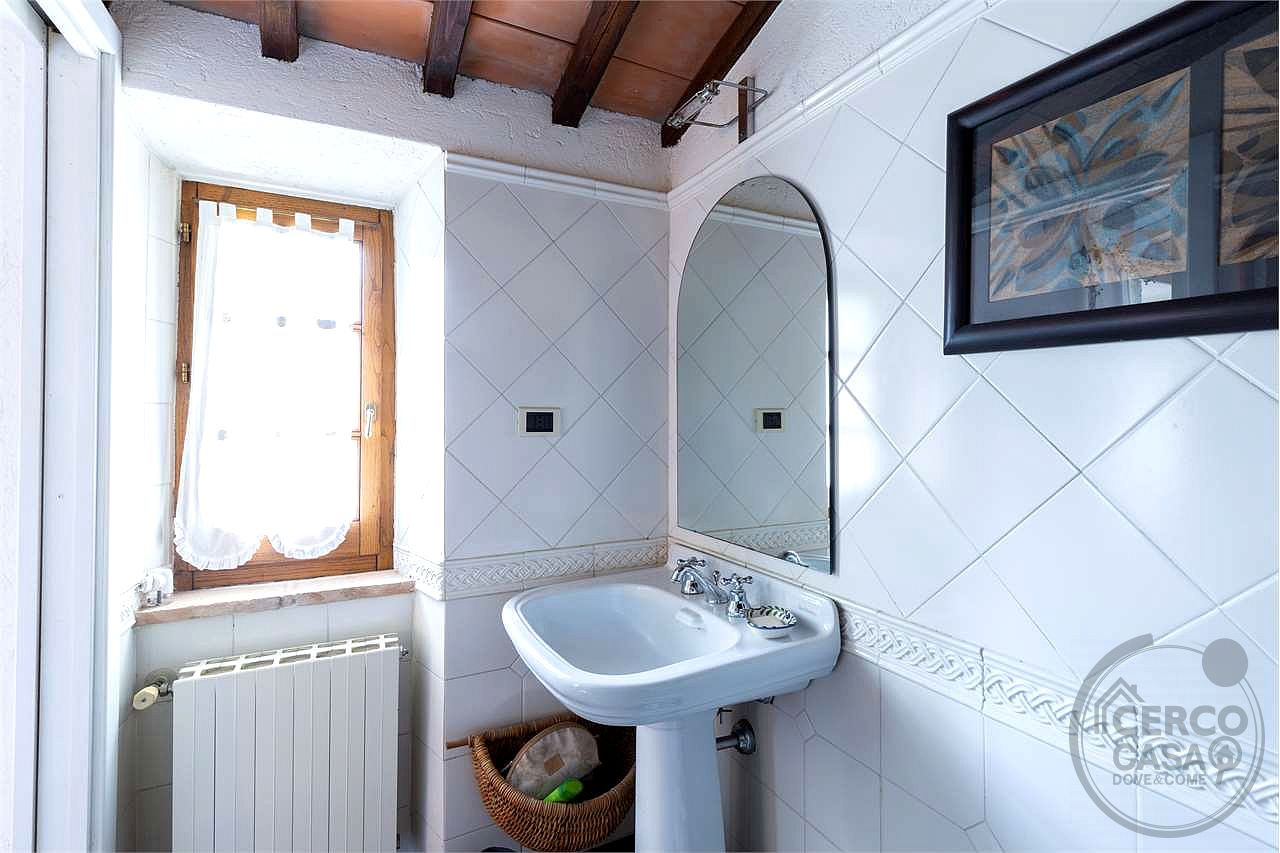 CASALE RISTRUTTURATO IN POSIZIONE PANORAMICA
