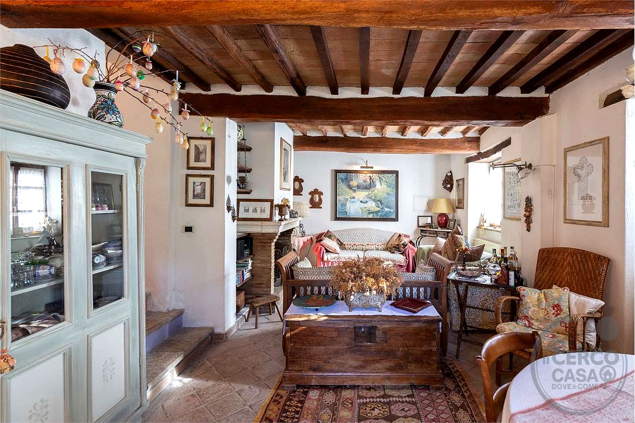 CASALE RISTRUTTURATO IN POSIZIONE PANORAMICA