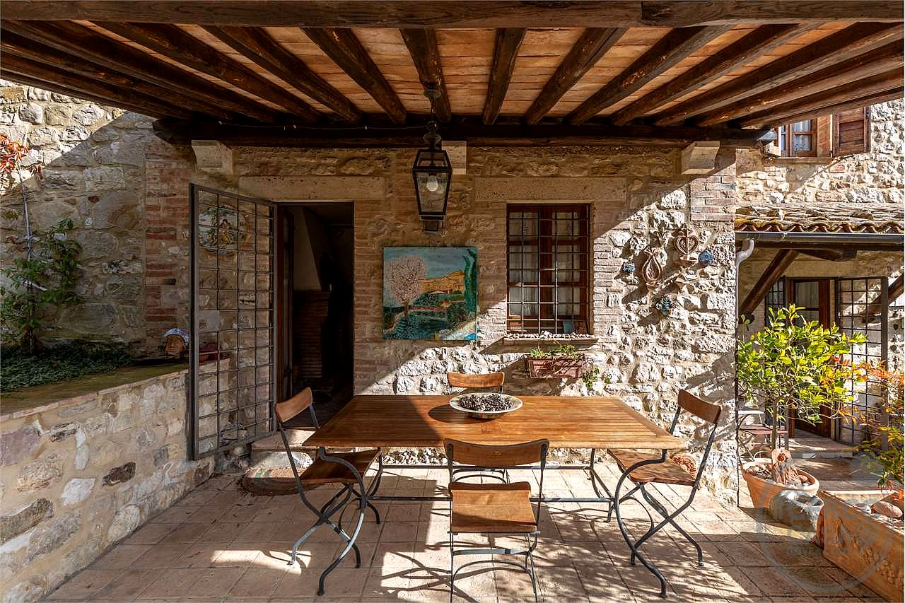 CASALE RISTRUTTURATO IN POSIZIONE PANORAMICA