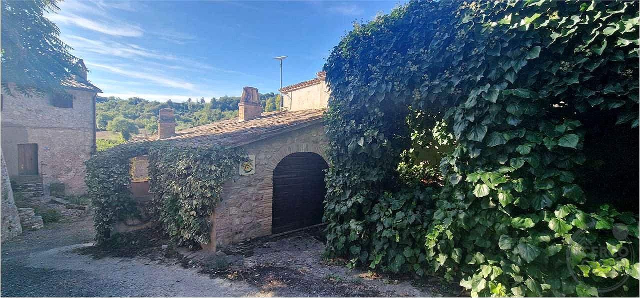 CASALE RISTRUTTURATO IN POSIZIONE PANORAMICA