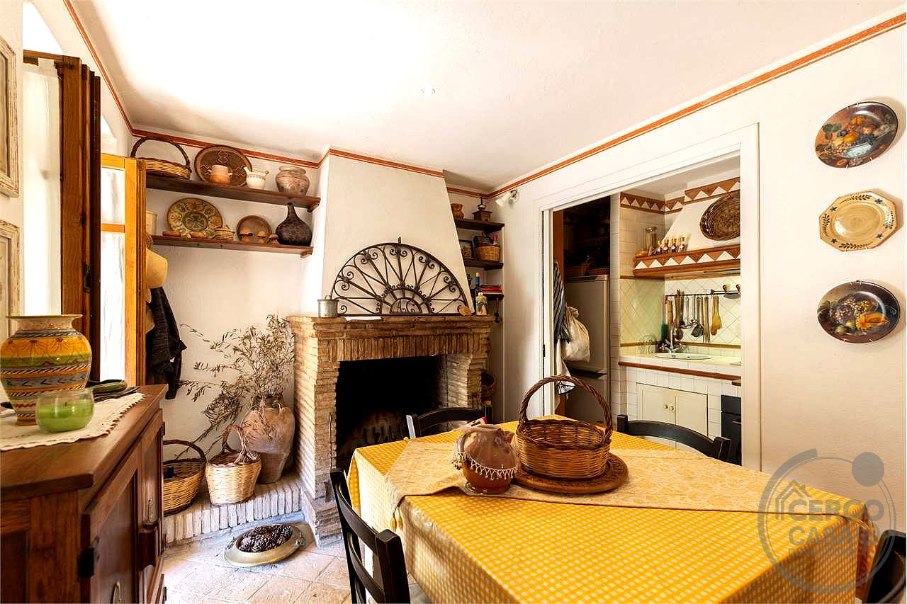 CASALE RISTRUTTURATO IN POSIZIONE PANORAMICA