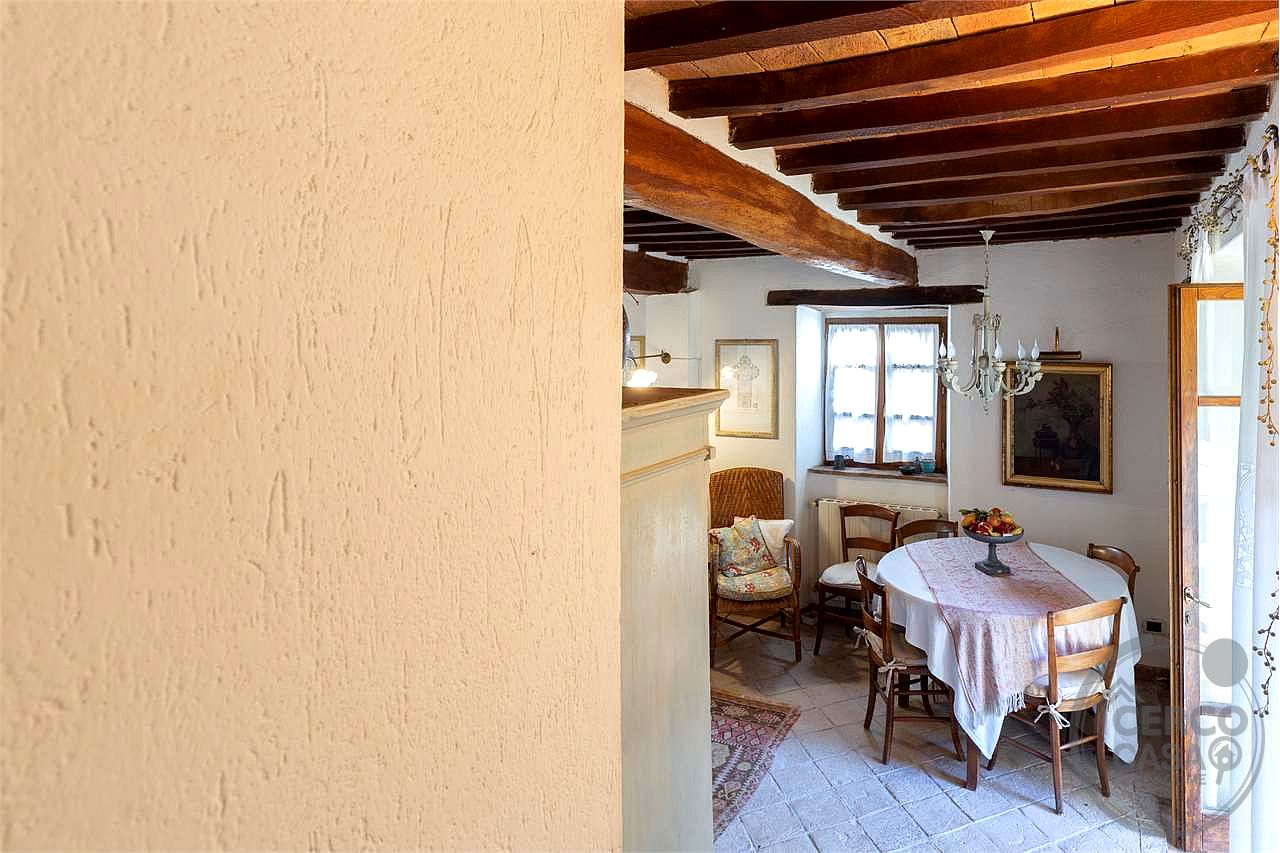 CASALE RISTRUTTURATO IN POSIZIONE PANORAMICA