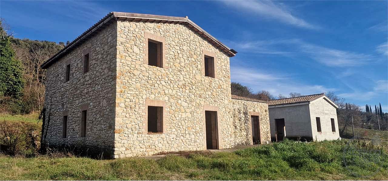 MASSA MARTANA - CASACCIA: CASALE IN PIETRA CON DEPANDANCE
