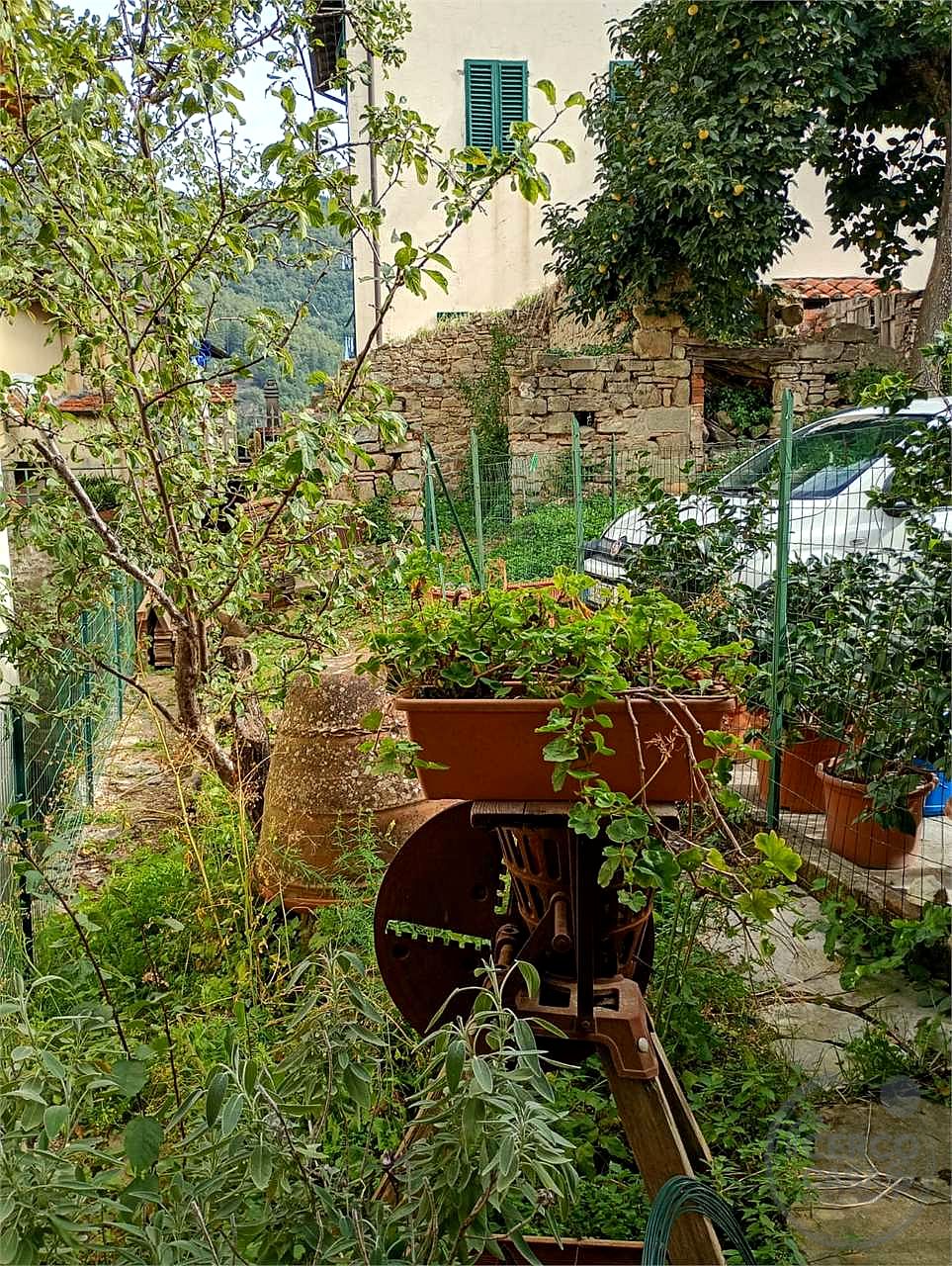 FIRENZE - REGGELLO: APPARTAMENTO CON PICCOLA CORTE ESCLUSIVA