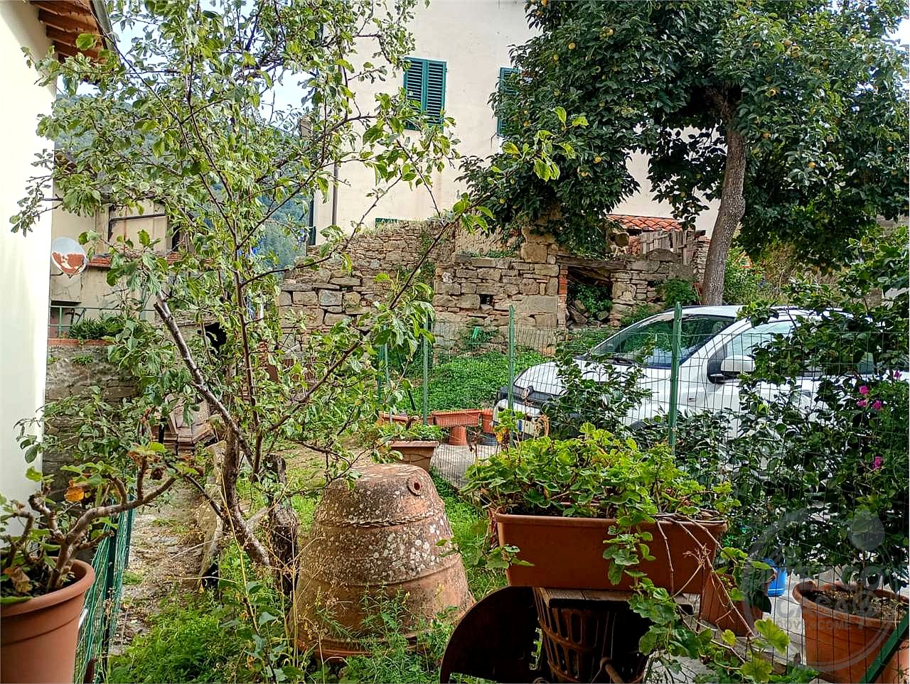 FIRENZE - REGGELLO: APPARTAMENTO CON PICCOLA CORTE ESCLUSIVA