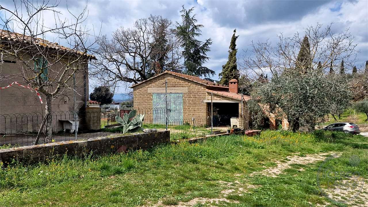 PORZIONE DI FABBRICATO DA RISTRUTTURARE e TERRENO