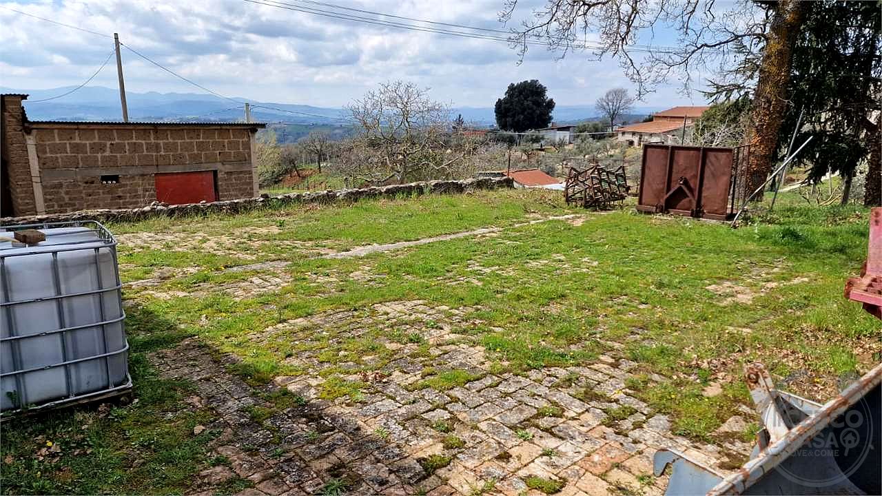 PORZIONE DI FABBRICATO DA RISTRUTTURARE e TERRENO