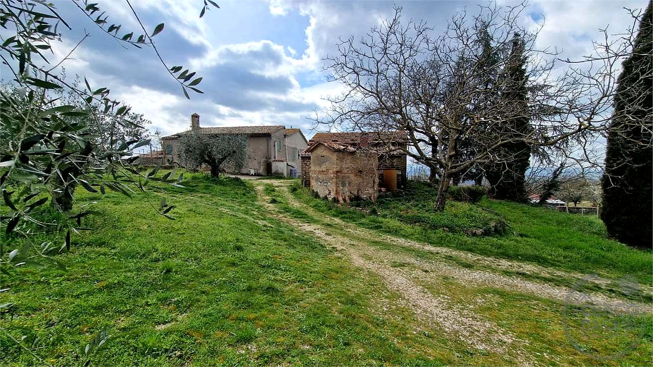PORZIONE DI FABBRICATO DA RISTRUTTURARE e TERRENO