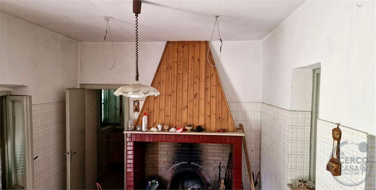 PORZIONE DI FABBRICATO DA RISTRUTTURARE e TERRENO