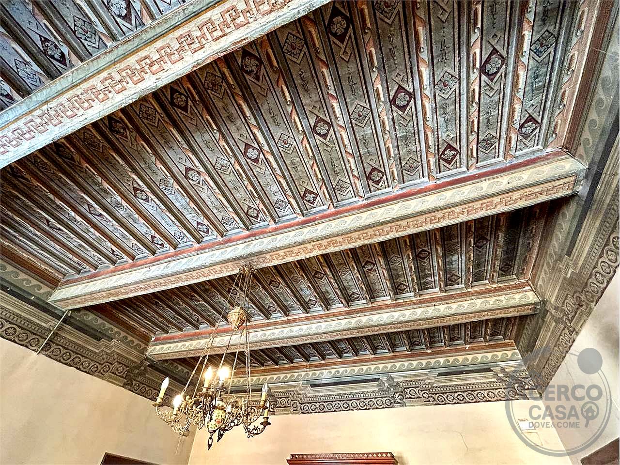 APPARTAMENTO CON AFFRESCHI DELL'800 IN PALAZZO NOBILIARE