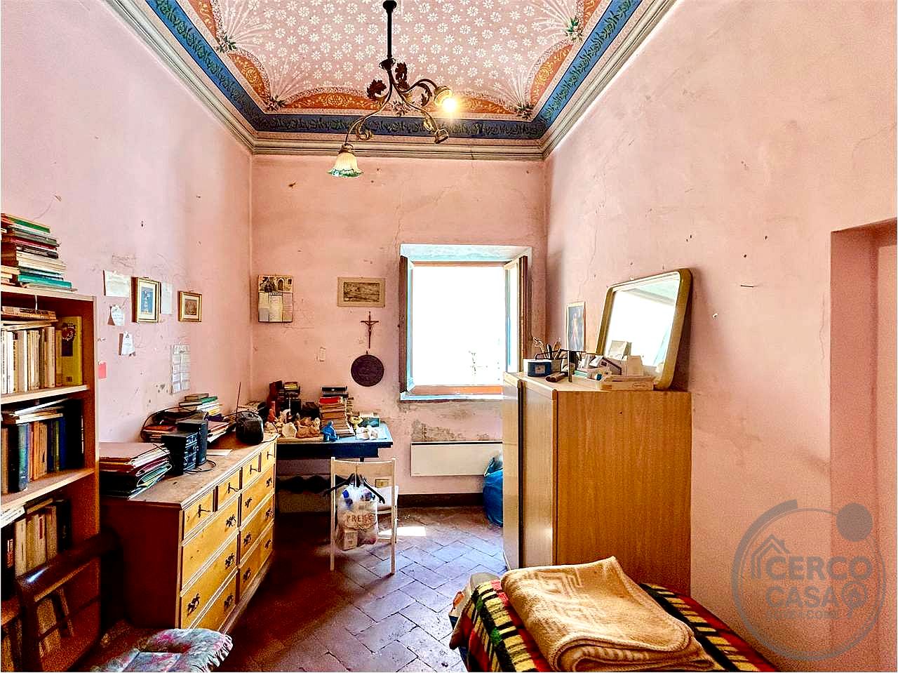 APPARTAMENTO CON AFFRESCHI DELL'800 IN PALAZZO NOBILIARE