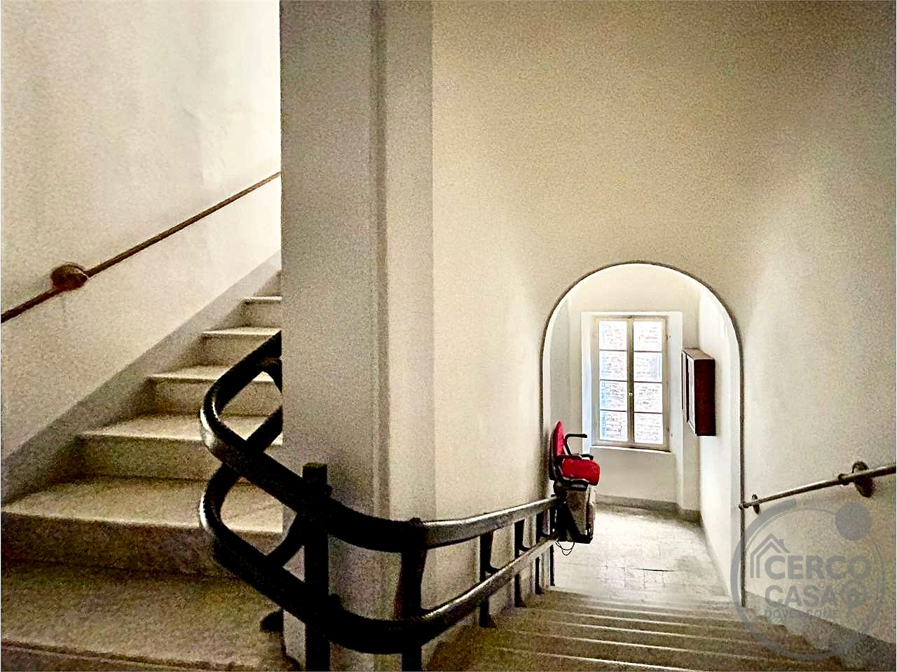 APPARTAMENTO CON AFFRESCHI DELL'800 IN PALAZZO NOBILIARE