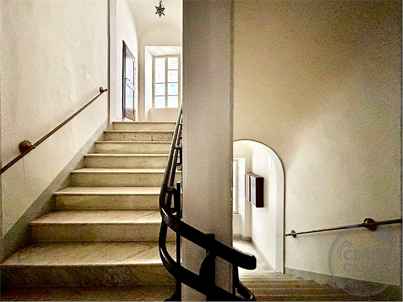 APPARTAMENTO CON AFFRESCHI DELL'800 IN PALAZZO NOBILIARE