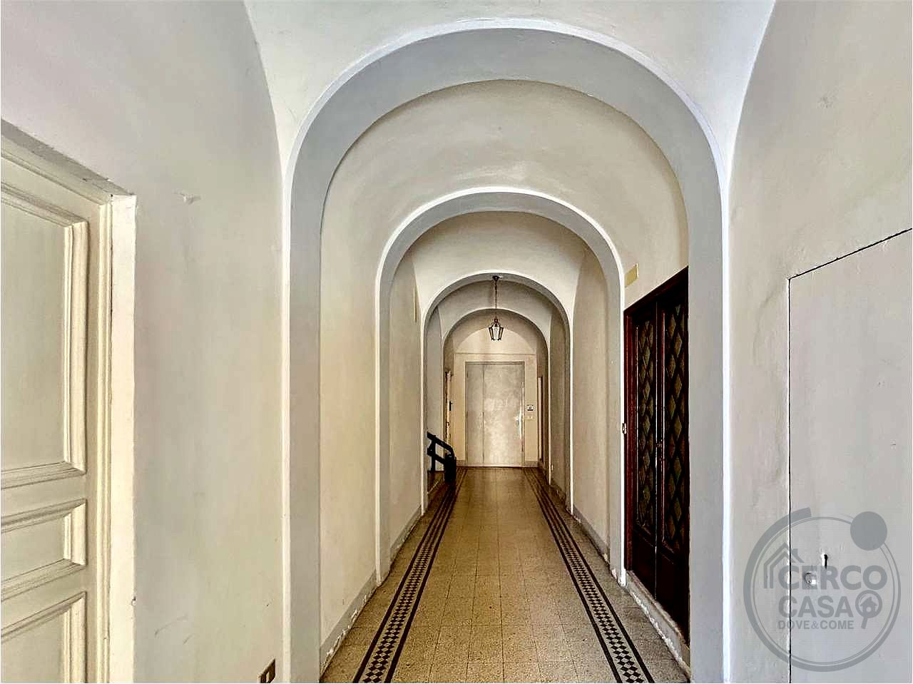 APPARTAMENTO CON AFFRESCHI DELL'800 IN PALAZZO NOBILIARE
