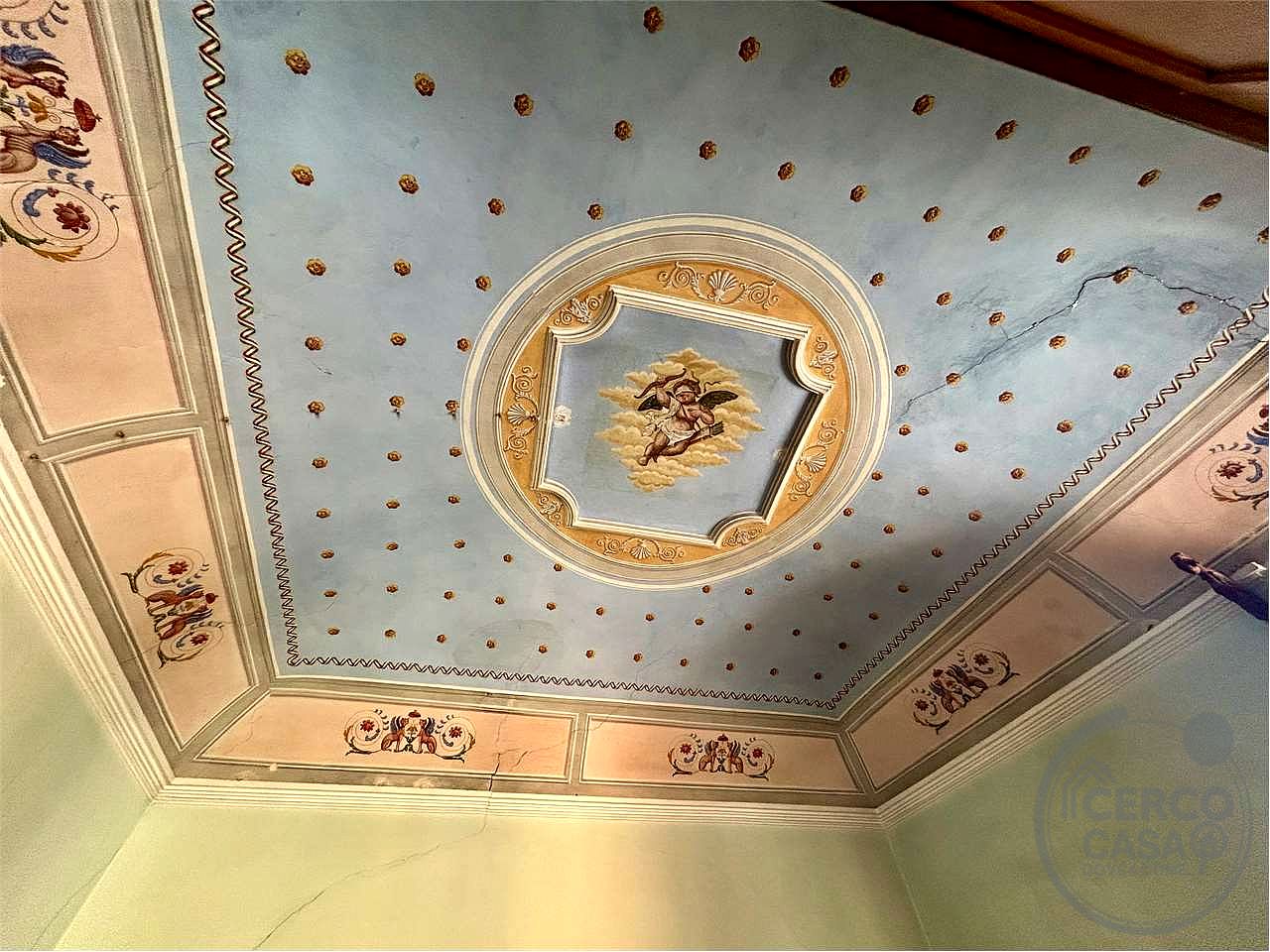 APPARTAMENTO CON AFFRESCHI DELL'800 IN PALAZZO NOBILIARE