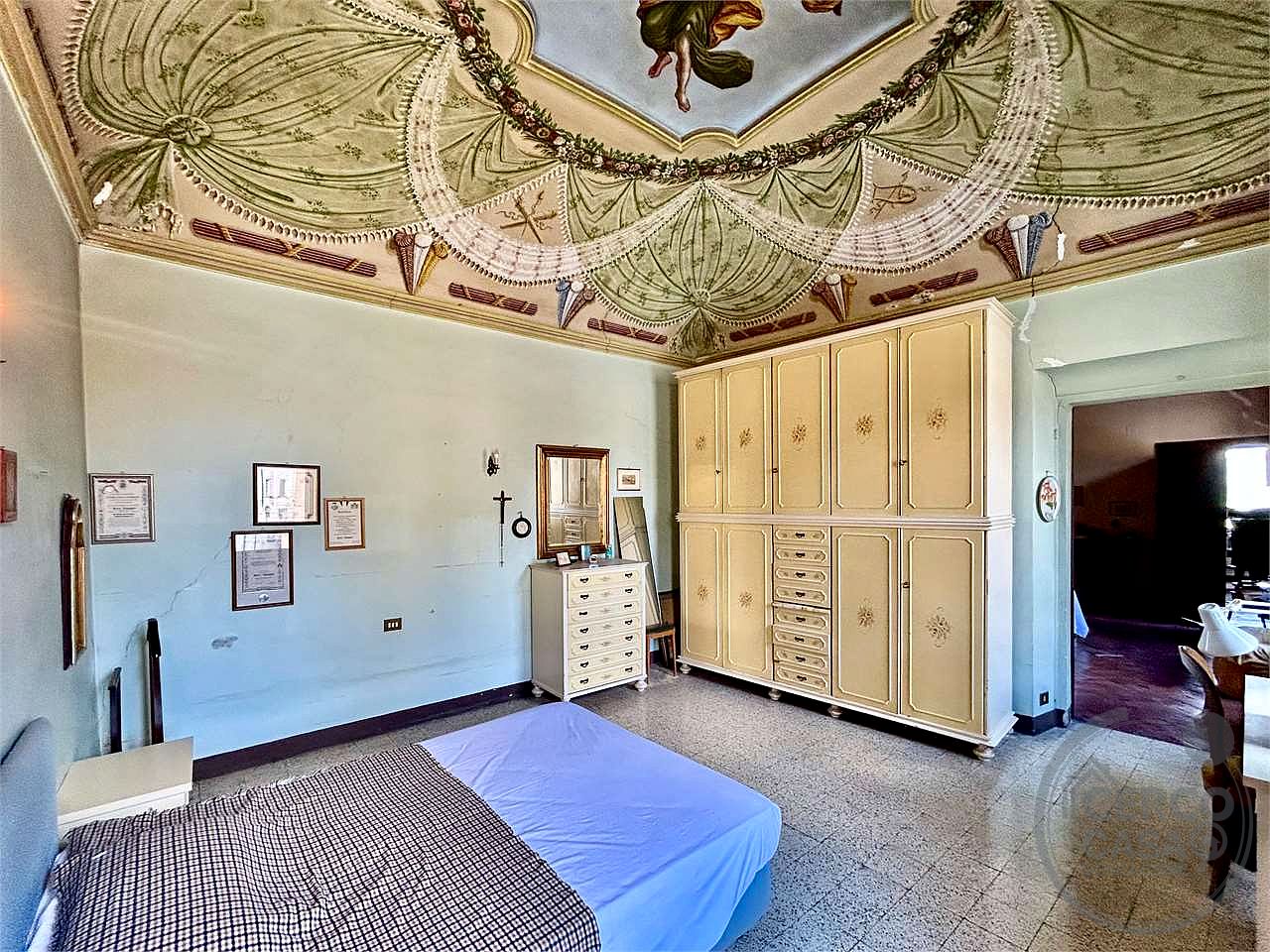 APPARTAMENTO CON AFFRESCHI DELL'800 IN PALAZZO NOBILIARE