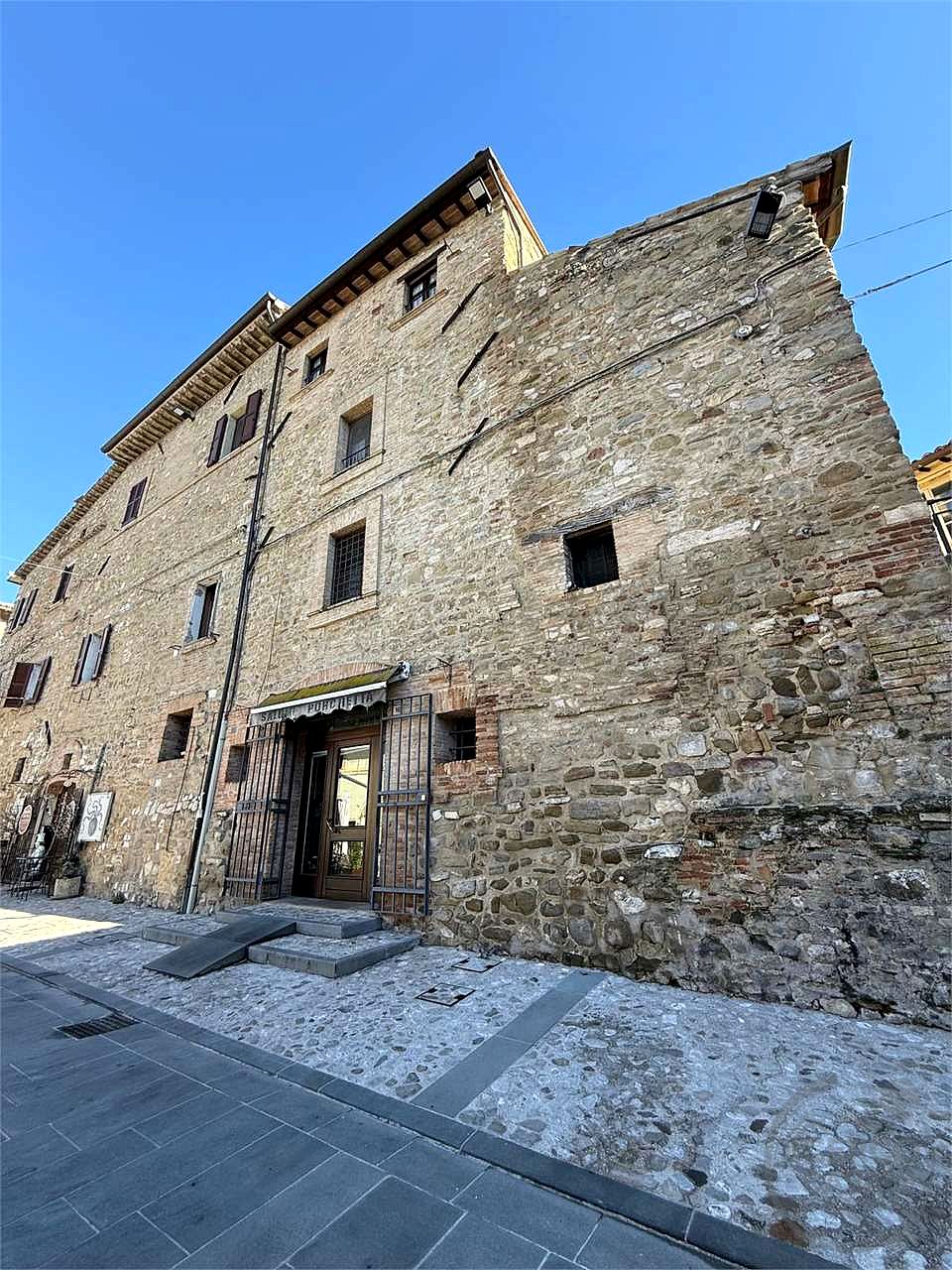 BEVAGNA: NEGOZIO CON LABORATORIO NEL CENTRO STORICO