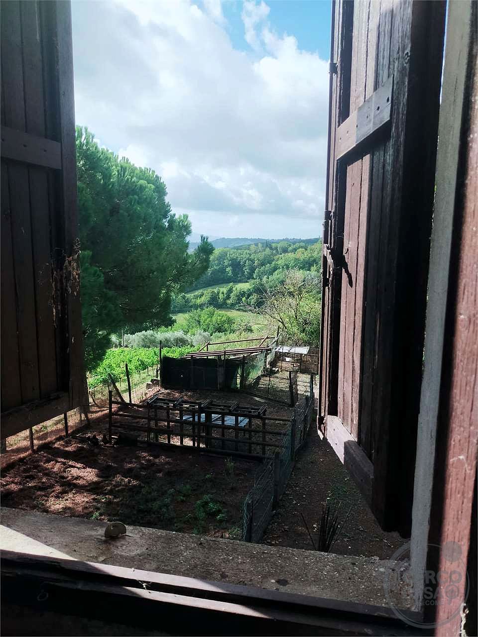 PERUGIA - PONTE FELCINO: CASALE CON ANNESSI E TERRENI AGRICOLI