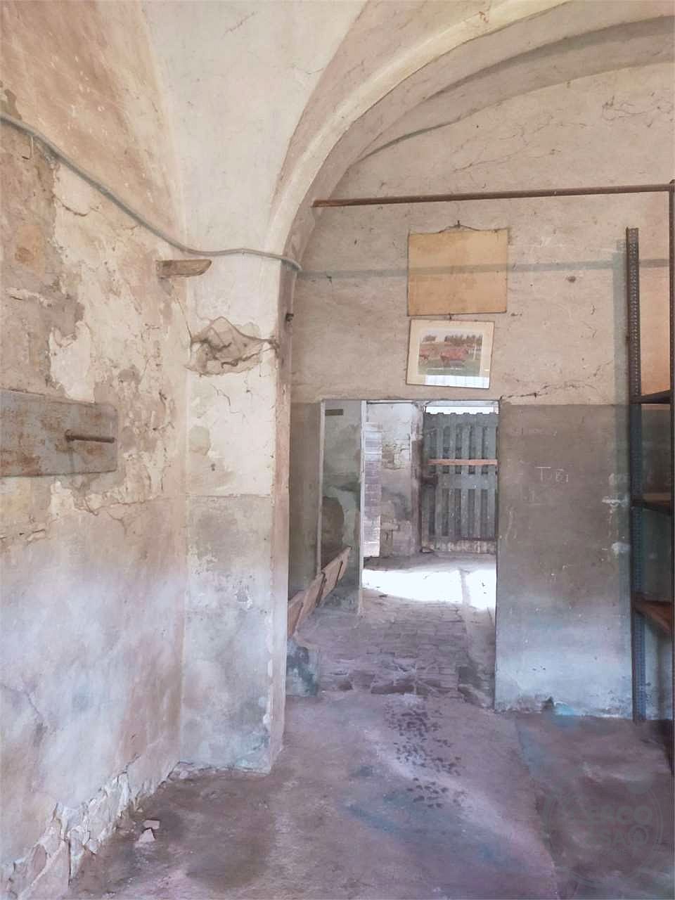 PERUGIA - PONTE FELCINO: CASALE CON ANNESSI E TERRENI AGRICOLI