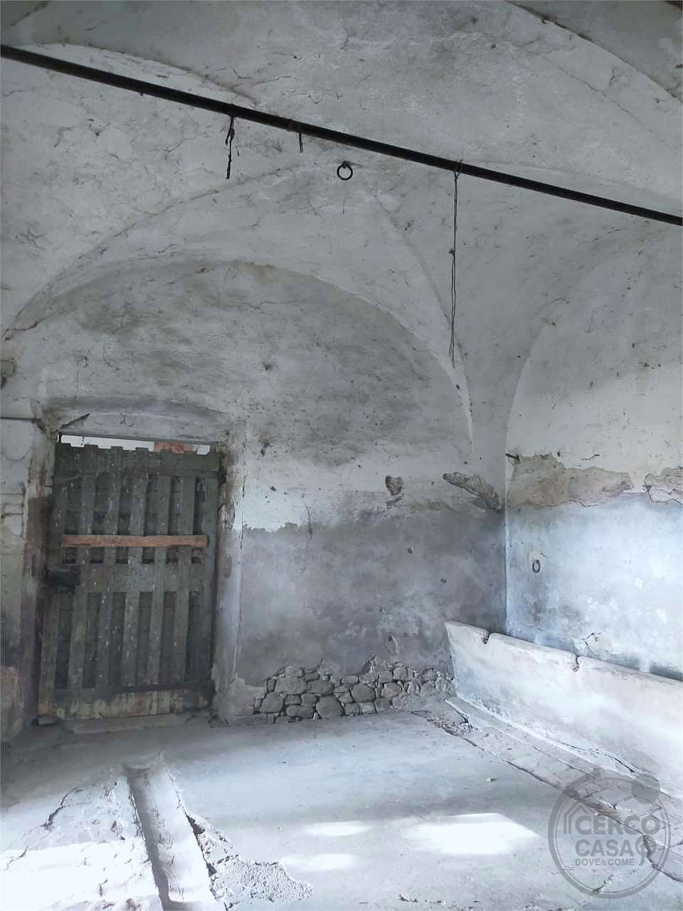 PERUGIA - PONTE FELCINO: CASALE CON ANNESSI E TERRENI AGRICOLI