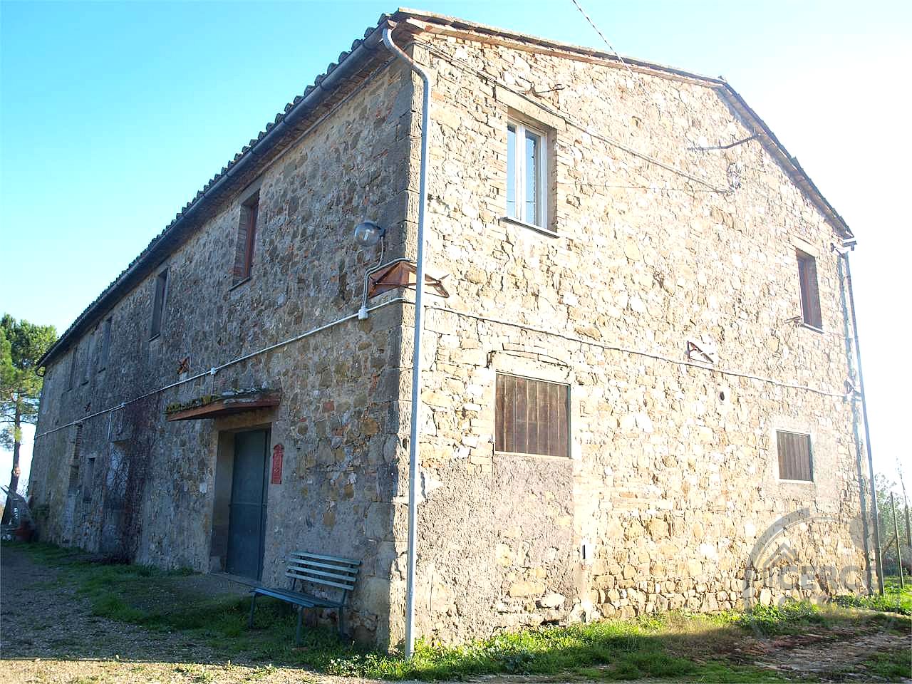 PERUGIA - PONTE FELCINO: CASALE CON ANNESSI E TERRENI AGRICOLI