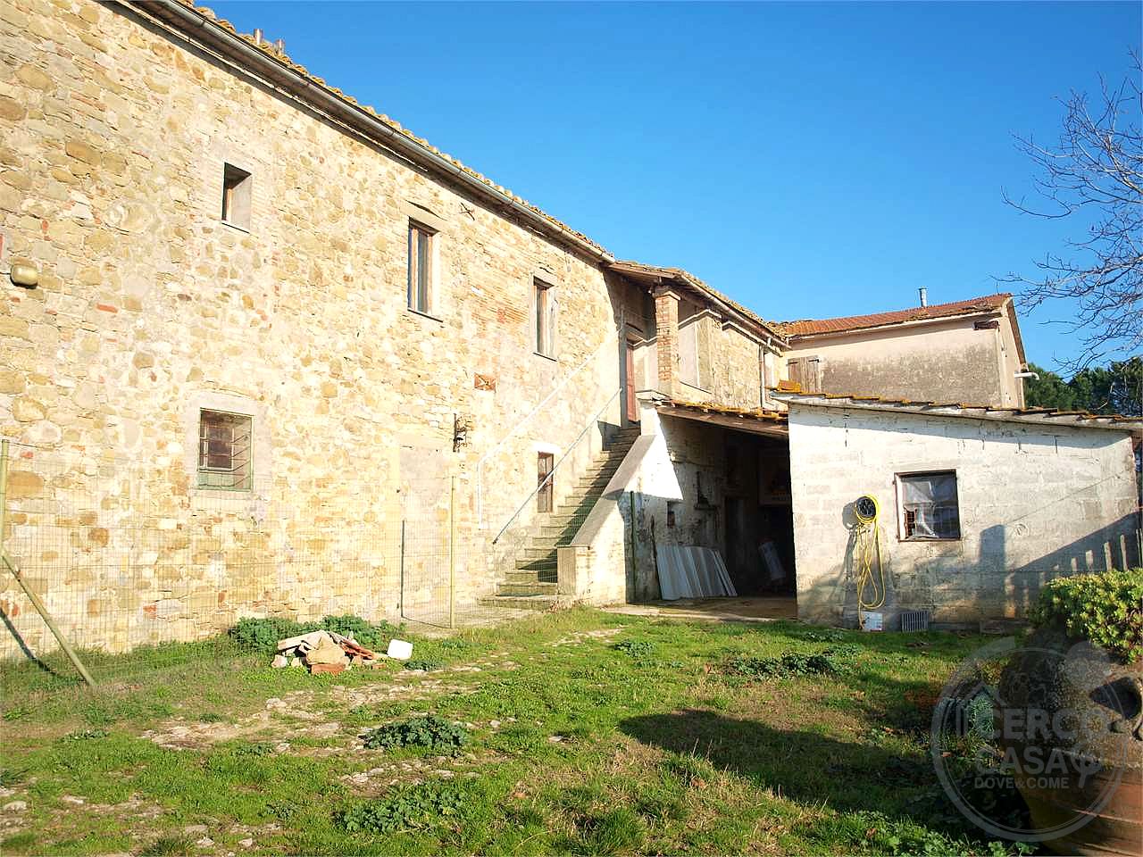 PERUGIA - PONTE FELCINO: CASALE CON ANNESSI E TERRENI AGRICOLI