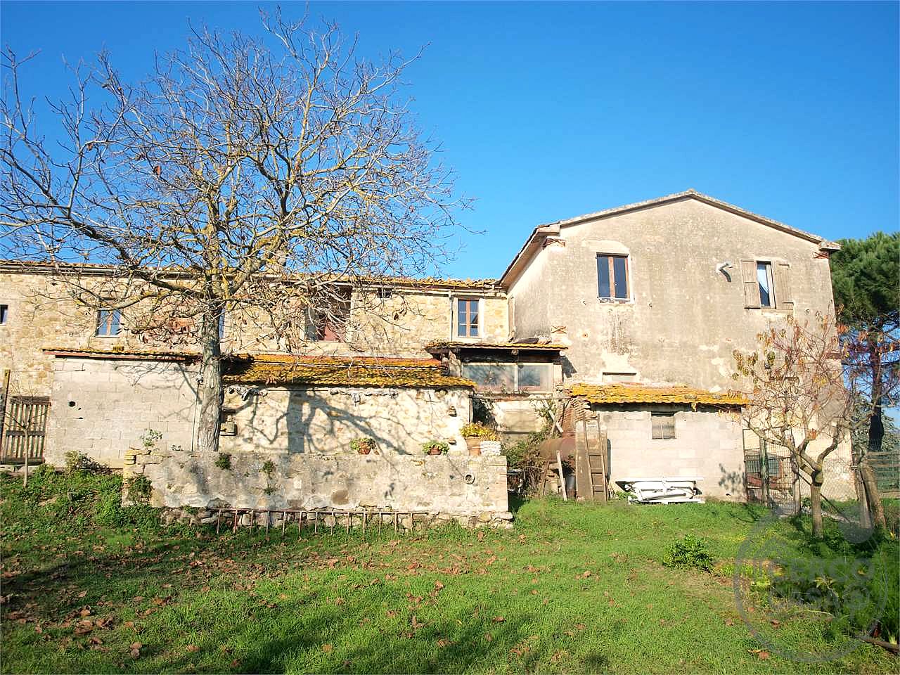 PERUGIA - PONTE FELCINO: CASALE CON ANNESSI E TERRENI AGRICOLI